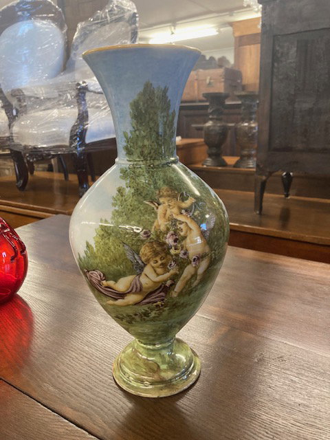 Vase antique avec putti, manufacture Ginori, époque 1850. Dimensions : hauteur 35 cm.